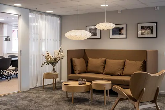 En soffgrupp utanför ett mötesrum på Kungsgatan.