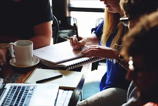 Engagerade kollegor på en arbetsplats.