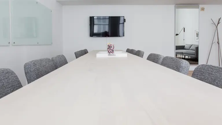 Ett stilrent konferensrum.