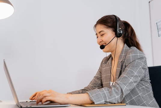 Glad kvinna som pratar i telefon med en medlem.