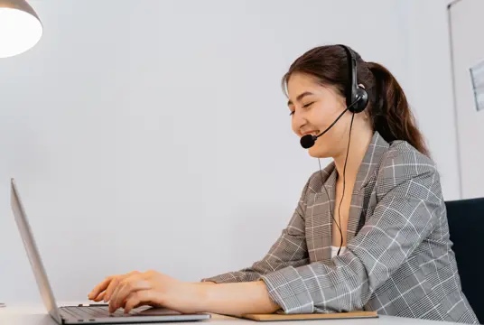 Glad kvinna som pratar i telefon med en medlem.