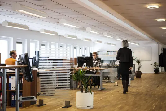 En öppen kontorslösning med flera medarbetare.