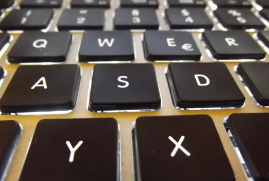 Närbild av ett tangentbord där du ser enstaka bokstäver.