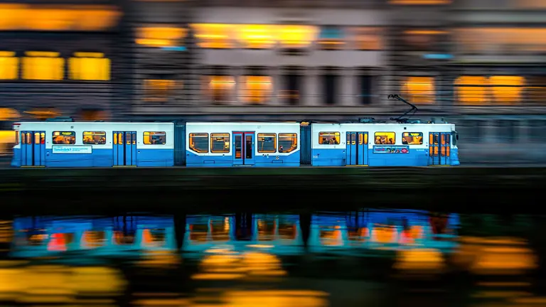 En blå spårvagn.