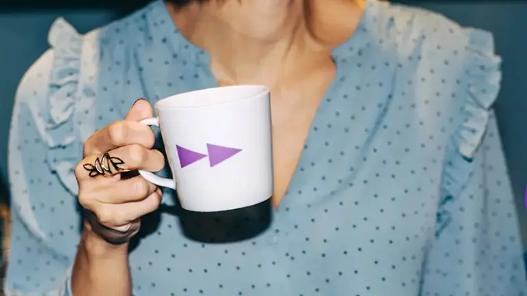 En kaffemugg med fackförbundet Visions logga.